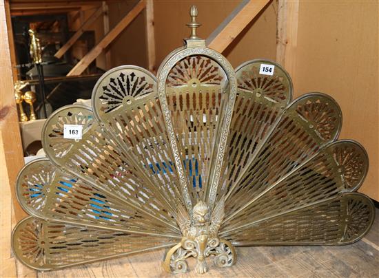 Brass fan shaped fire guard(-)